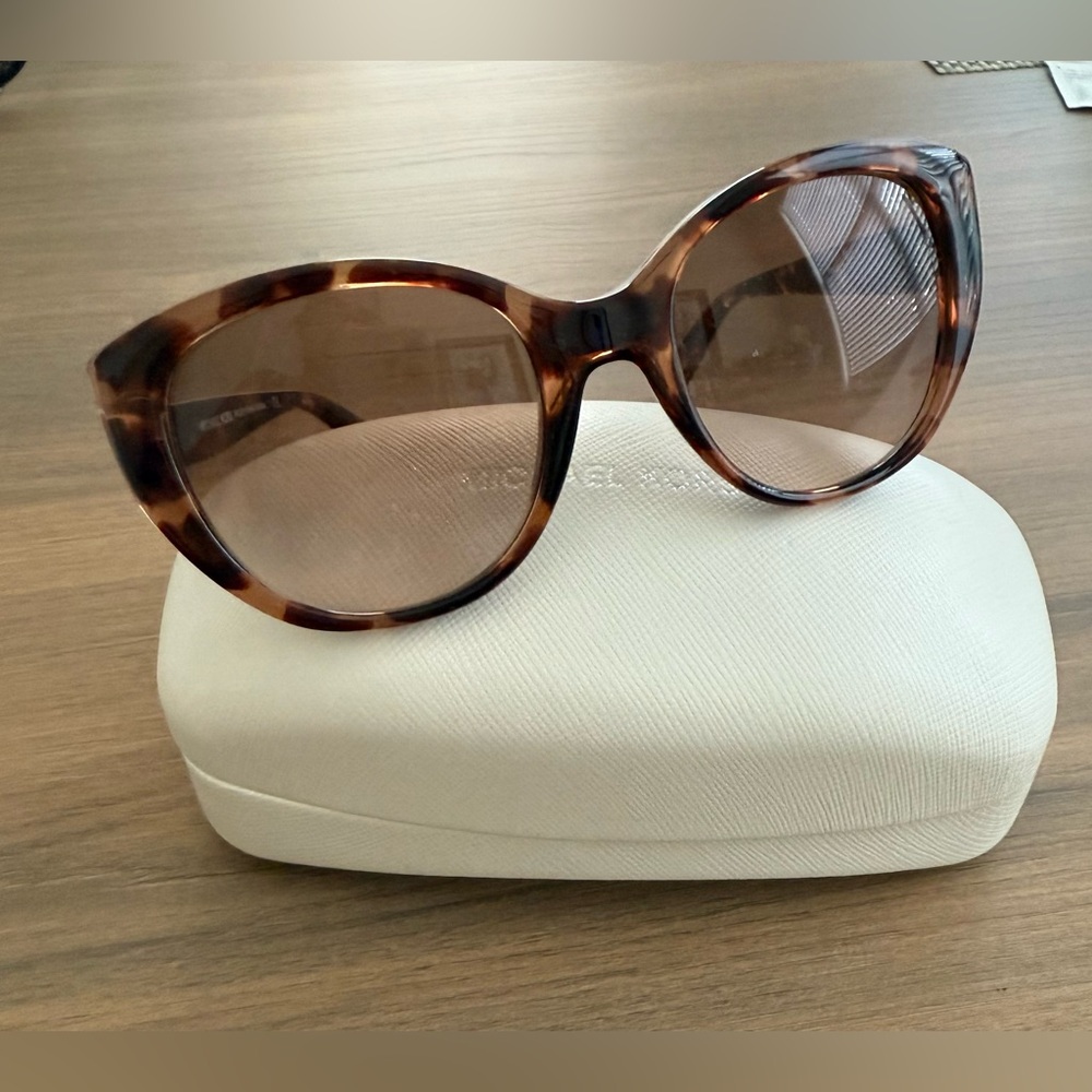 EUC MICHAEL KORS Tortoise Shell Sunglasses.MK2071